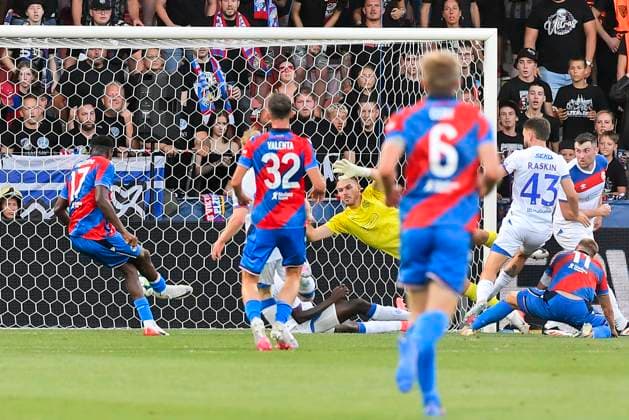 Rafiu Durosinmi (Plzen), left, scores the opening goal against Jack Butland (Glasgow) during the 3rd qualifying round match FC Viktoria Plzen vs Glasgow Ranger, Plzen, August 12, 2025. (CTKxPhoto MiroslavxChaloupka) CTKPhotoP2025081206111  CTKPhotoP2025081206111