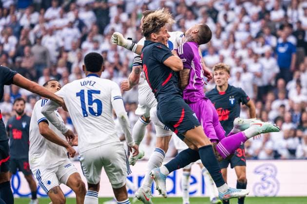 250812 Jens Stryger Larsen of Malmö FF collide with goalkeeper Dominik Kotarski of FC Copenhagen during the UEFA Champions League qualifier football match between FC Copenhagen and Malmö FF on August 12, 2025 in Copenhagen. Photo: Petter Arvidson BILDBYRAN kod PA PA1061 fotboll football soccer fotball uefa champions league champions league fc copenhagen malmö ff bbeng kval fc köpenhamn bbauto Copyright: PETTERxARVIDSON BB250812PA069