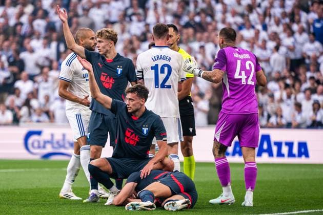 250812 Hugo Bolin, Colin Rösler tend to Jens Stryger Larsen of Malmö FF after a collision with goalkeeper Dominik Kotarski of FC Copenhagen during the UEFA Champions League qualifier football match between FC Copenhagen and Malmö FF on August 12, 2025 in Copenhagen. Photo: Petter Arvidson BILDBYRAN kod PA PA1061 fotboll football soccer fotball uefa champions league champions league fc copenhagen malmö ff bbeng kval fc köpenhamn bbauto Copyright: PETTERxARVIDSON BB250812PA071
