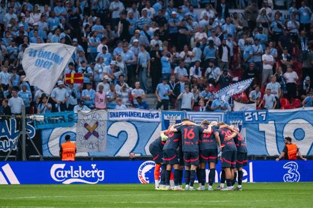 250812 Players of Malmö FF gather for second half during the UEFA Champions League qualifier football match between FC Copenhagen and Malmö FF on August 12, 2025 in Copenhagen. Photo: Christoffer Borg Mattisson BILDBYRAN COP 261 PA1061 fotboll football soccer fotball uefa champions league champions league fc copenhagen malmö ff bbeng kval fc köpenhamn Copyright: CHRISTOFFERxBORGxMATTISSON BB250812CB063
