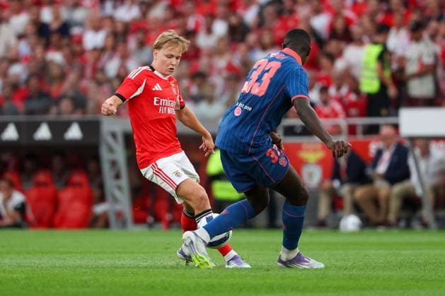 Portugal, Lissabon 2025.08.12 xJFx Rückspiel Dritte Qualifikationsrunde Uefa Champions League 2025 26 , S.L.Benfica - OGC Nice v.l., Andreas Schjelderup (S.L.Benfica), Antoine Mendy (OGC Nice) Zweikampf, Action, Aktion, Battles for the Ball Copyright: JoaquimxFerreira