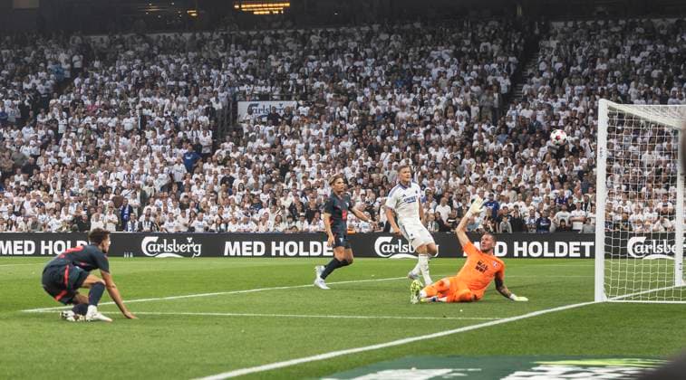 KÖPENHAMN, DANMARK 20250812 Malmö FF:s malvakt, Robin Olsen släpper in 4-0 under tisdagens fotbollsmatch, andra matchen i tredje kvalomgangen till Champions League, mellan FC Köpenhamn och Malmö FF pa Parken i Köpenhamn. KÖPENHAMN DANMARK x10600x