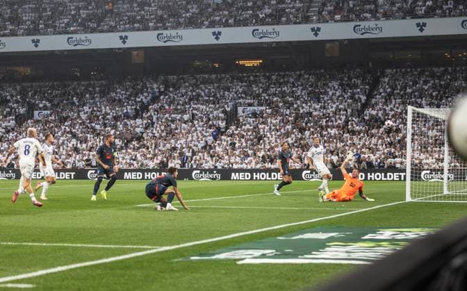 KÖPENHAMN, DANMARK 20250812 Malmö FF:s malvakt, Robin Olsen släpper in 4-0 under tisdagens fotbollsmatch, andra matchen i tredje kvalomgangen till Champions League, mellan FC Köpenhamn och Malmö FF pa Parken i Köpenhamn. KÖPENHAMN DANMARK x10600x