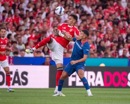 August 12, 2025, Lisboa, Lisboa, Portugal: ENZO BARRENCEHEA from SL Benfica seen on action during the UEFA Champions League 3rd round second leg football match between SL Benfica and OGC Nice at Estadio do Lisboa e Benfica on August 12, 2025 in Lisboa, Portugal. Lisboa Portugal - ZUMAl192 20250812_zsp_l192_026 Copyright: xMiguelxLemosx