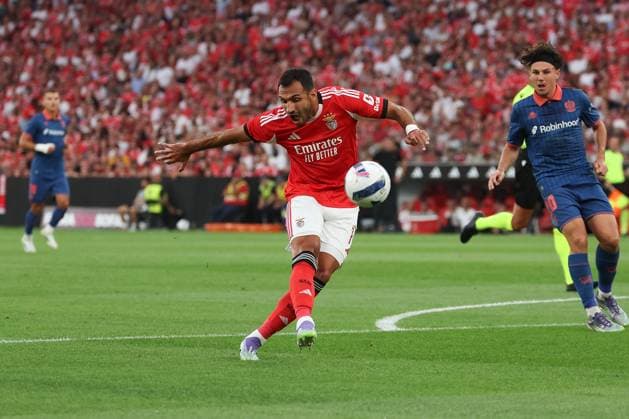 Portugal, Lissabon 2025.08.12 xJFx Rückspiel Dritte Qualifikationsrunde Uefa Champions League 2025 26 , S.L.Benfica - OGC Nice v.l., schuss aufs Tor Vangelis Pavlidis (S.L.Benfica) Copyright: JoaquimxFerreira