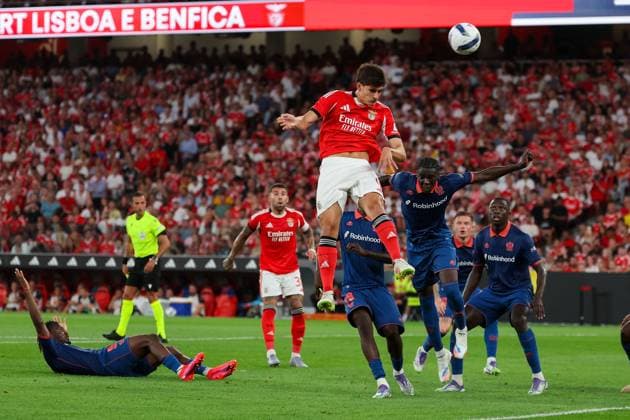 Portugal, Lissabon 2025.08.12 xJFx Rückspiel Dritte Qualifikationsrunde Uefa Champions League 2025 26 , S.L.Benfica - OGC Nice v.l., Antonio Silva (S.L.Benfica) Kopfball, Kopfballduell Copyright: JoaquimxFerreira