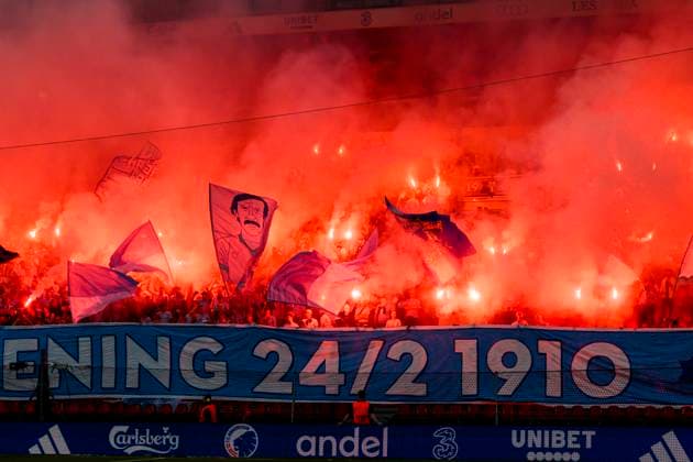 Champions League Qualification FC Kobenhavn vs Malmo FF 12 08 2025 Malmo fans, Roman Candles, Banners and flags Champions League Qualification FC Kobenhavn vs Malmo FF 12 08 2025 Kobenhavn, Denmark 12 August, 2025 UK Champions League Qualification FC Copenhagen vs Malmö FF Parken, Copenhagen, Denmark Kobenhavn Parken Denmark Copyright: xMichaelxBarrettxBoesenx