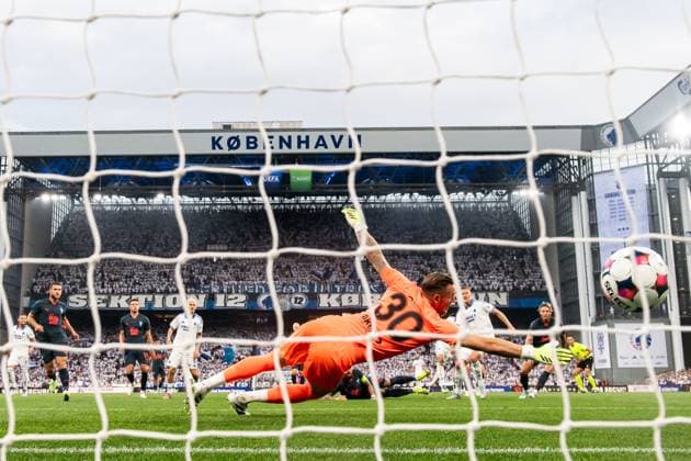 250812 Mohamed Elyounoussi of FC Copenhagen scores the 3-0 goal against goalkeeper Robin Olsen of Malmö FF during the UEFA Champions League qualifier football match between FC Copenhagen and Malmö FF on August 12, 2025 in Copenhagen. Photo: Petter Arvidson BILDBYRAN kod PA PA1061 fotboll football soccer fotball uefa champions league champions league fc copenhagen malmö ff bbeng kval fc köpenhamn Copyright: PETTERxARVIDSON BB250812PA187