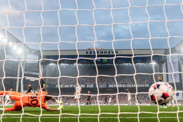 250812 Robert of FC Copenhagen scores the 5-0 goal against goalkeeper Robin Olsen of Malmö FF during the UEFA Champions League qualifier football match between FC Copenhagen and Malmö FF on August 12, 2025 in Copenhagen. Photo: Petter Arvidson BILDBYRAN kod PA PA1061 fotboll football soccer fotball uefa champions league champions league fc copenhagen malmö ff bbeng kval fc köpenhamn Copyright: PETTERxARVIDSON BB250812PA190