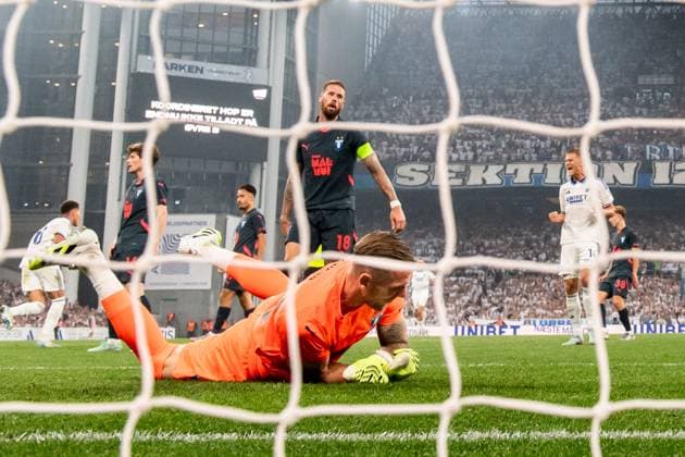 250812 Pontus Jansson and goalkeeper Robin Olsen of Malmö FF looks dejected after the 5-0 goal during the UEFA Champions League qualifier football match between FC Copenhagen and Malmö FF on August 12, 2025 in Copenhagen. Photo: Petter Arvidson BILDBYRAN kod PA PA1061 fotboll football soccer fotball uefa champions league champions league fc copenhagen malmö ff bbeng kval fc köpenhamn depp Copyright: PETTERxARVIDSON BB250812PA191