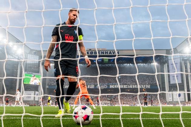 250812 Pontus Jansson of Malmö FF looks dejected after the 5-0 goal during the UEFA Champions League qualifier football match between FC Copenhagen and Malmö FF on August 12, 2025 in Copenhagen. Photo: Petter Arvidson BILDBYRAN kod PA PA1061 fotboll football soccer fotball uefa champions league champions league fc copenhagen malmö ff bbeng kval fc köpenhamn depp Copyright: PETTERxARVIDSON BB250812PA193