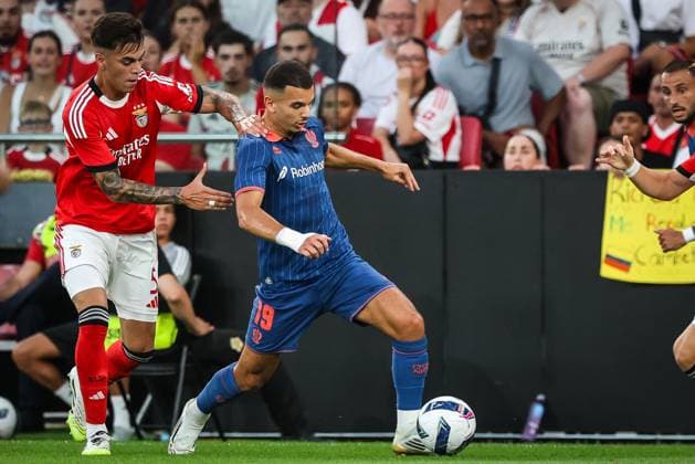 August 12, 2025, Lisbon, Portugal, Portugal: Enzo BARRENECHEA of Benfica and Badredine BOUANANI of Nice during the UEFA Champions League, Third qualifying round, 2nd leg match between SL Benfica and OGC Nice at Estadio da Luz on August 12, 2025 in Lisbon, Portugal. Lisbon Portugal - ZUMAm308 20250812_zsp_m308_012 Copyright: xMatthieuxMirvillex