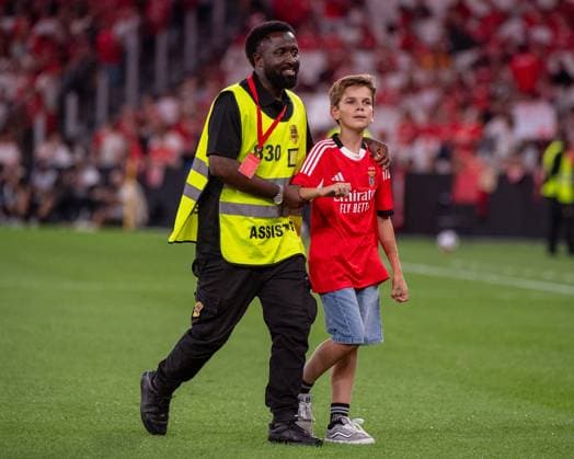 August 12, 2025, Lisboa, Lisboa, Portugal: Little SL Benfica fan invades the pitch during the UEFA Champions League 3rd round second leg football match between SL Benfica and OGC Nice at Estadio do Lisboa e Benfica on August 12, 2025 in Lisboa, Portugal. Lisboa Portugal - ZUMAl192 20250812_zsp_l192_090 Copyright: xMiguelxLemosx