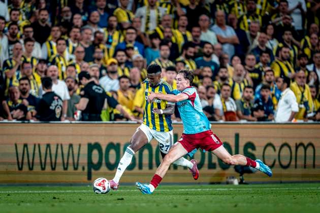 Fenerbahce SK defender Nelson Semedo, Feyenoord Rotterdam forwarder Leo Sauer during the match Fenerbahce - Feyenoord at the Åžükrü SaracoÄülu Spor Kompleksi for the Champions League - Third qualifying round - 2nd leg season 2025-2026 in ISTANBUL, Turkey on 10 august 2025, (photo by Marcel van Dorst EYE4images DeFodi Images)