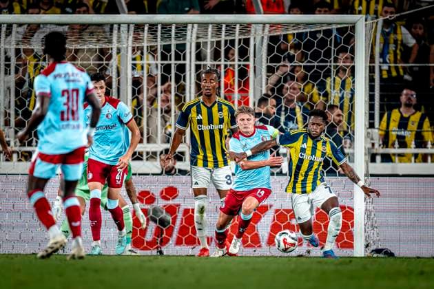 Feyenoord Rotterdam midfielder Sem Steijn, Fenerbahce SK midfielder Fred during the match Fenerbahce - Feyenoord at the Åžükrü SaracoÄülu Spor Kompleksi for the Champions League - Third qualifying round - 2nd leg season 2025-2026 in ISTANBUL, Turkey on 10 august 2025, (photo by Marcel van Dorst EYE4images DeFodi Images)
