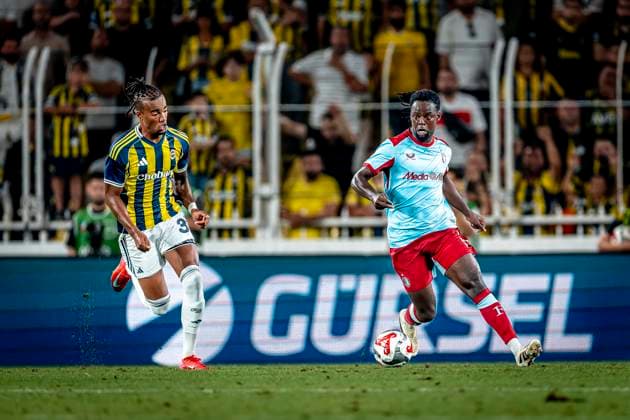 Fenerbahce SK midfielder Archie Brown, Feyenoord Rotterdam defender Jordan Lotomba during the match Fenerbahce - Feyenoord at the Åžükrü SaracoÄülu Spor Kompleksi for the Champions League - Third qualifying round - 2nd leg season 2025-2026 in ISTANBUL, Turkey on 10 august 2025, (photo by Marcel van Dorst EYE4images DeFodi Images)