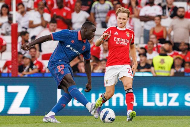 Antoine Mendy and Andreas Schjelderup seen during Champions League third round qualifying game between SL Benfica and OGC Nice (Maciej Rogowski) Lisbon Estadio Da Luz Portugal Copyright: xMaciejxRogowskix slbnice2526-087