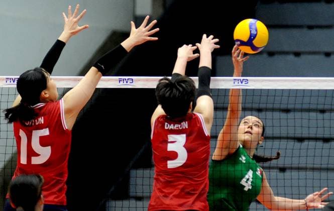 (250813) -- SURABAYA, Aug. 13, 2025 -- Lee Jiyun (L) and Kim Daeun (C) of South Korea block the ball from Paula Miranda Hernandez of Mexico during the Preliminary Phase Pool B match between Mexico and South Korea at the FIVB Volleyball Women s U21, U 21 World Championship, WM, Weltmeisterschaft in Surabaya, East Java province, Indonesia, on Aug. 12, 2025. (Photo by Xinhua) (SP)INDONESIA-SURABAYA-VOLLEYBALL-WOMEN S-U21-WORLD CHAMPIONSHIP-PRELIMINARY PHASE-SOUTH KOREA VS MEXICO SahlanxKurniawan 