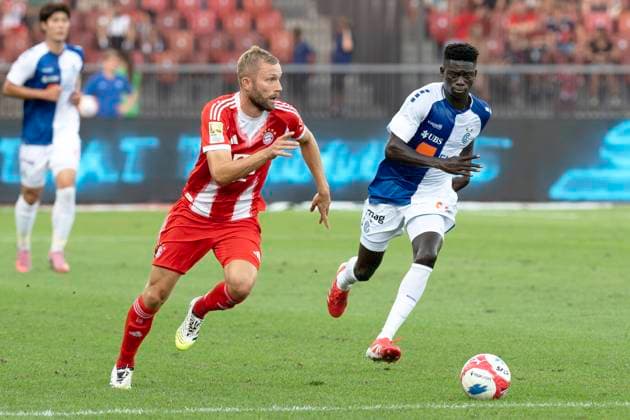 Konrad Laimer, FCB, re. Bara Sapoko Ndiaye, GC, Grasshopper Club Zürich - FC Bayern München, Fussball, 12.08.2025