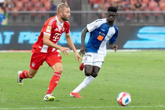 Konrad Laimer, FCB, re. Bara Sapoko Ndiaye, GC, Grasshopper Club Zürich - FC Bayern München, Fussball, 12.08.2025