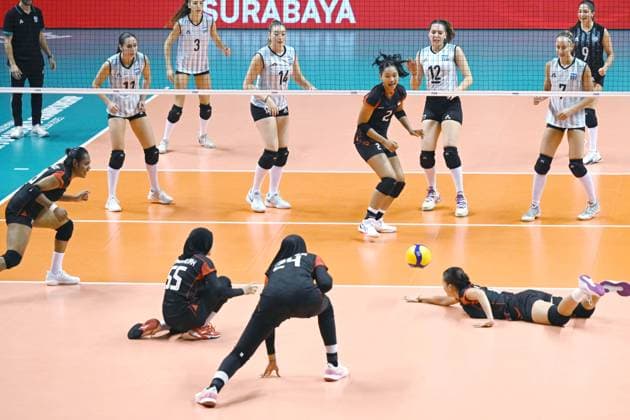 (250813) -- SURABAYA, Aug. 13, 2025 -- Ajeng Nur Cahaya (front R) of Indonesia tries to save the ball during the Preliminary Phase Pool A match between Indonesia and Argentina at the FIVB Volleyball Women s U21, U 21 World Championship, WM, Weltmeisterschaft in Surabaya, East Java province, Indonesia, on Aug. 12, 2025. ) (SP)INDONESIA-SURABAYA-VOLLEYBALL-WOMEN S-U21-WORLD CHAMPIONSHIP-PRELIMINARY PHASE-INDONESIA VS ARGENTINA AgungxKuncahyaxB. 