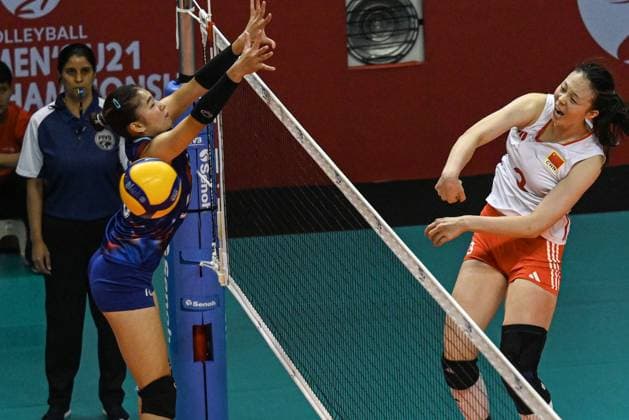 (250813) -- SURABAYA, Aug. 13, 2025 -- Shan Lanfeng (R) of China spikes the ball during the Round of 16 match between China and Thailand at the FIVB Volleyball Women s U21, U 21 World Championship, WM, Weltmeisterschaft in Surabaya, East Java province, Indonesia, on Aug. 13, 2025. ) (SP)INDONESIA-SURABAYA-VOLLEYBALL-WOMEN S-U21-WORLD CHAMPIONSHIP-ROUND OF 16-CHINA VS THAILAND AgungxKuncahyaxB. 