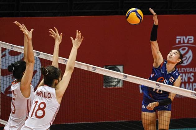 (250813) -- SURABAYA, Aug. 13, 2025 -- Kanchana Sisaikaeo (R) of Thailand spikes the ball against Li Chenxuan (L) and Shan Linqian of China during the Round of 16 match between China and Thailand at the FIVB Volleyball Women s U21, U 21 World Championship, WM, Weltmeisterschaft in Surabaya, East Java province, Indonesia, on Aug. 13, 2025. ) (SP)INDONESIA-SURABAYA-VOLLEYBALL-WOMEN S-U21-WORLD CHAMPIONSHIP-ROUND OF 16-CHINA VS THAILAND AgungxKuncahyaxB. 