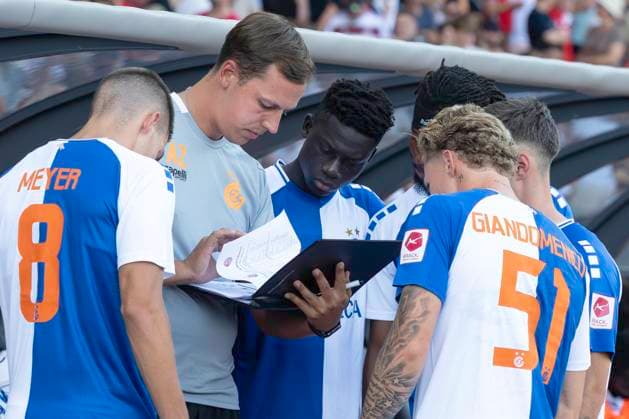 V.l.n.r. Tim Meyer, Assistenztrainer Alexander Zellhofer, Bara Sapoko Ndiaye, Loris Giandomenico, GC, Grasshopper Club Zürich - FC Bayern München, Fussball, 12.08.2025