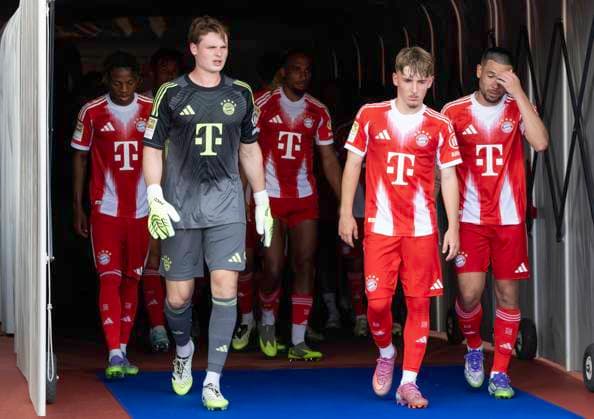 V.l.n.r. Torhüter Jonas Urbig, Karl Lennart, Raphael Guerreiro, FCB, Grasshopper Club Zürich - FC Bayern München, Fussball, 12.08.2025