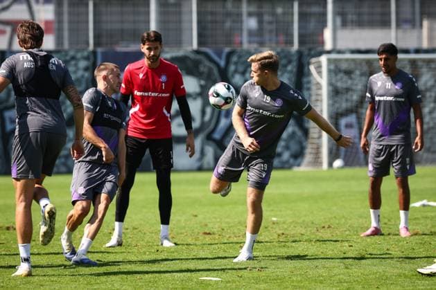 SOCCER - UEFA ECL, A.Wien vs Ostrava VIENNA,AUSTRIA,13.AUG.25 - SOCCER - UEFA Conference League, qualification, FK Austria Wien vs Banik Ostrava, preview, training A.Wien. Image shows Reinhold Ranftl, Samuel Sahin-Radlinger, Johannes Eggestein and Manprit Sarkaria (A.Wien).  GEPAxpictures xArminxRauthner
