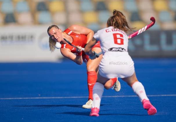 EuroHockey Championship Day Six Sophie Hamilton of England lofts the ball past Clara Badia of Spain during the England v Spain Pool B match in the Women™s EuroHockey Championships 2025 Day Six at SparkassenPark in Mönchengladbach, Germany. UK Newspapers OUT Copyright: xGraemexWilcocksonx FIL-22067-0020