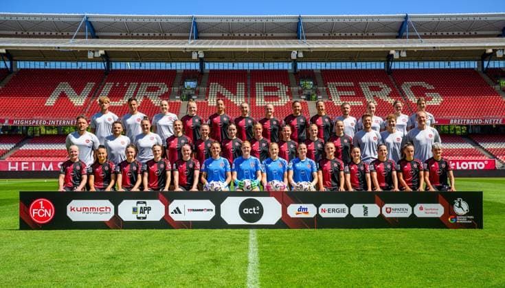 12.08.2025 - 1. FC Nürnberg FCN ( Club Clubfrauen ) - Google Pixel Fussball Frauen Bundesliga BL - Saison 2025 2026 - Fototermin Porträttermin Vorstellung Präsentation Pressetermin - - Mannschaftsfoto Teamfoto Mannschaft Team - oben von links : Johannes Stadler (Torwart-Trainer ) Mohsen Behzadpour ( Reha- Athletiktrainer ) Laura Lücker (Teammanager ) Franziska Mai (18) Selma Licina (17) Lara Meroni (11) Luisa Guttenberger (4) Clara Fröhlich (5) Laura Miller (9) Alan Niksic (Betreuer ) Yamila Fischmann ( Physio ) Dr. Lotta Hielscher ( Mannschaftsarzt ) Lea Siebenhaar ( Sportpsychologin ) Mitte von links : Thomas Oostendorp ( Trainer ) Jason Altmann ( Co-Trainer ) Isabel Bauer ( Co-Trainer Analyse ) Oliwia Wos (15) Julia Pollak (22) Marlene Lindner (14) Klara Svensson Senelius (2) Meret Günster (8) Beatrix Fördos Foerdos Fordos (27) Christian Reinhardt (Physio ) Dr. Andreas Kopf ( Mannschaftsarzt ) Prof. Dr. Werner Krutsch ( Mannschaftsarzt ) Vorne von links : Aleigh Gambone (16) Maelle Seguin (28) Hanna Deuber (29, FCN ) Nastassja Lein (24) Jacqueline Baumgärtel (20) Lourdes Carmen Romero Grzondziel (25) Kristin Krammer (1) Larissa Rusek (21) Hannah Etzold (31) Alina Mailbeck (6) Marina Scholz (7) Jonna Brengel (10) Sanja Homann (19) Aneta Polaskova (26)