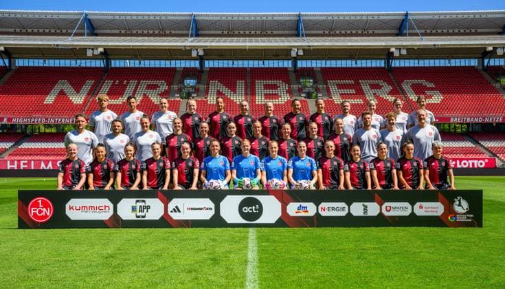 12.08.2025 - 1. FC Nürnberg FCN ( Club Clubfrauen ) - Google Pixel Fussball Frauen Bundesliga BL - Saison 2025 2026 - Fototermin Porträttermin Vorstellung Präsentation Pressetermin - - Mannschaftsfoto Teamfoto Mannschaft Team - oben von links : Johannes Stadler (Torwart-Trainer ) Mohsen Behzadpour ( Reha- Athletiktrainer ) Laura Lücker (Teammanager ) Franziska Mai (18) Selma Licina (17) Lara Meroni (11) Luisa Guttenberger (4) Clara Fröhlich (5) Laura Miller (9) Alan Niksic (Betreuer ) Yamila Fischmann ( Physio ) Dr. Lotta Hielscher ( Mannschaftsarzt ) Lea Siebenhaar ( Sportpsychologin ) Mitte von links : Thomas Oostendorp ( Trainer ) Jason Altmann ( Co-Trainer ) Isabel Bauer ( Co-Trainer Analyse ) Oliwia Wos (15) Julia Pollak (22) Marlene Lindner (14) Klara Svensson Senelius (2) Meret Günster (8) Beatrix Fördos Foerdos Fordos (27) Christian Reinhardt (Physio ) Dr. Andreas Kopf ( Mannschaftsarzt ) Prof. Dr. Werner Krutsch ( Mannschaftsarzt ) Vorne von links : Aleigh Gambone (16) Maelle Seguin (28) Hanna Deuber (29, FCN ) Nastassja Lein (24) Jacqueline Baumgärtel (20) Lourdes Carmen Romero Grzondziel (25) Kristin Krammer (1) Larissa Rusek (21) Hannah Etzold (31) Alina Mailbeck (6) Marina Scholz (7) Jonna Brengel (10) Sanja Homann (19) Aneta Polaskova (26)