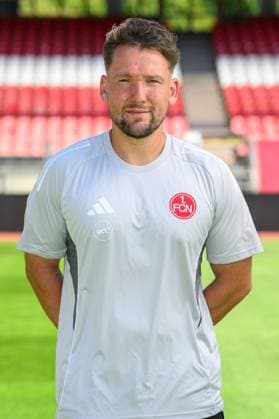 12.08.2025 - 1. FC Nürnberg FCN ( Club Clubfrauen ) - 1. Google Pixel Frauen Fussball Bundesliga BL - Saison 2025 2026 - Fototermin Porträttermin Vorstellung Präsentation Pressetermin - - Einzelbild Einzelfoto Portrait Porträt Kopfbild - Thomas Oostendorp ( Trainer )