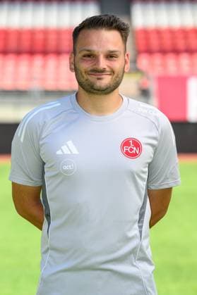 12.08.2025 - 1. FC Nürnberg FCN ( Club Clubfrauen ) - 1. Google Pixel Frauen Fussball Bundesliga BL - Saison 2025 2026 - Fototermin Porträttermin Vorstellung Präsentation Pressetermin - - Einzelbild Einzelfoto Portrait Porträt Kopfbild - Jason Altmann ( Co-Trainer )