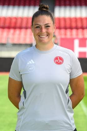 12.08.2025 - 1. FC Nürnberg FCN ( Club Clubfrauen ) - 1. Google Pixel Frauen Fussball Bundesliga BL - Saison 2025 2026 - Fototermin Porträttermin Vorstellung Präsentation Pressetermin - - Einzelbild Einzelfoto Portrait Porträt Kopfbild - Isabel Bauer ( Co-Trainer Analyse )