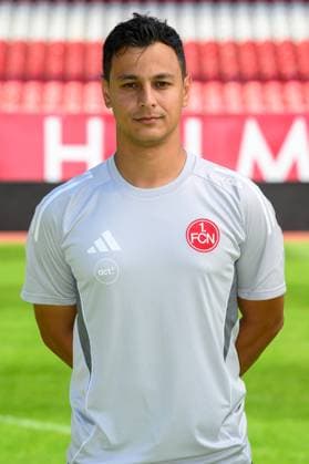 12.08.2025 - 1. FC Nürnberg FCN ( Club Clubfrauen ) - 1. Google Pixel Frauen Fussball Bundesliga BL - Saison 2025 2026 - Fototermin Porträttermin Vorstellung Präsentation Pressetermin - - Einzelbild Einzelfoto Portrait Porträt Kopfbild - Mohsen Behzadpour ( Reha- Athletiktrainer )