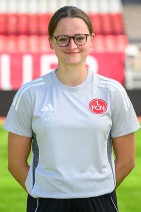 12.08.2025 - 1. FC Nürnberg FCN ( Club Clubfrauen ) - 1. Google Pixel Frauen Fussball Bundesliga BL - Saison 2025 2026 - Fototermin Porträttermin Vorstellung Präsentation Pressetermin - - Einzelbild Einzelfoto Portrait Porträt Kopfbild - Dr. Lotta Hielscher ( Mannschaftsarzt )