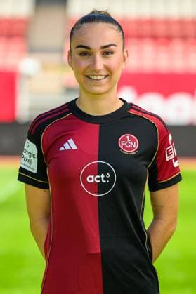 12.08.2025 - 1. FC Nürnberg FCN ( Club Clubfrauen ) - 1. Google Pixel Frauen Fussball Bundesliga BL - Saison 2025 2026 - Fototermin Porträttermin Vorstellung Präsentation Pressetermin - - Einzelbild Einzelfoto Portrait Porträt Kopfbild - Lara Meroni (11)