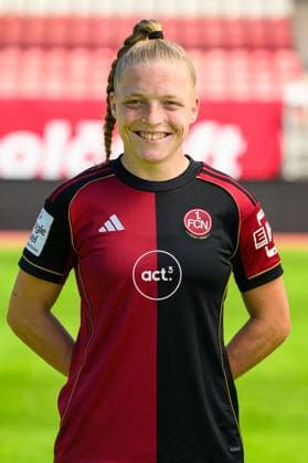 12.08.2025 - 1. FC Nürnberg FCN ( Club Clubfrauen ) - 1. Google Pixel Frauen Fussball Bundesliga BL - Saison 2025 2026 - Fototermin Porträttermin Vorstellung Präsentation Pressetermin - - Einzelbild Einzelfoto Portrait Porträt Kopfbild - Franziska Mai (18)