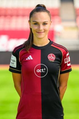 12.08.2025 - 1. FC Nürnberg FCN ( Club Clubfrauen ) - 1. Google Pixel Frauen Fussball Bundesliga BL - Saison 2025 2026 - Fototermin Porträttermin Vorstellung Präsentation Pressetermin - - Einzelbild Einzelfoto Portrait Porträt Kopfbild - Sanja Homann (19)