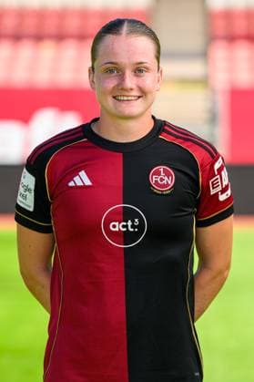 12.08.2025 - 1. FC Nürnberg FCN ( Club Clubfrauen ) - 1. Google Pixel Frauen Fussball Bundesliga BL - Saison 2025 2026 - Fototermin Porträttermin Vorstellung Präsentation Pressetermin - - Einzelbild Einzelfoto Portrait Porträt Kopfbild - Jacqueline Baumgärtel (20)