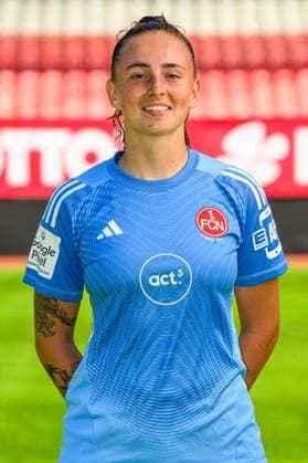 12.08.2025 - 1. FC Nürnberg FCN ( Club Clubfrauen ) - 1. Google Pixel Frauen Fussball Bundesliga BL - Saison 2025 2026 - Fototermin Porträttermin Vorstellung Präsentation Pressetermin - - Einzelbild Einzelfoto Portrait Porträt Kopfbild - Lourdes Carmen Romero Grzondziel (25)