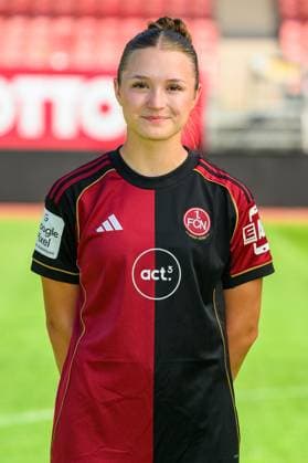 12.08.2025 - 1. FC Nürnberg FCN ( Club Clubfrauen ) - 1. Google Pixel Frauen Fussball Bundesliga BL - Saison 2025 2026 - Fototermin Porträttermin Vorstellung Präsentation Pressetermin - - Einzelbild Einzelfoto Portrait Porträt Kopfbild - Hanna Deuber (29, FCN )
