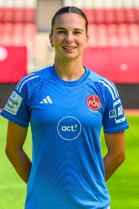 12.08.2025 - 1. FC Nürnberg FCN ( Club Clubfrauen ) - 1. Google Pixel Frauen Fussball Bundesliga BL - Saison 2025 2026 - Fototermin Porträttermin Vorstellung Präsentation Pressetermin - - Einzelbild Einzelfoto Portrait Porträt Kopfbild - Hannah Etzold (31)
