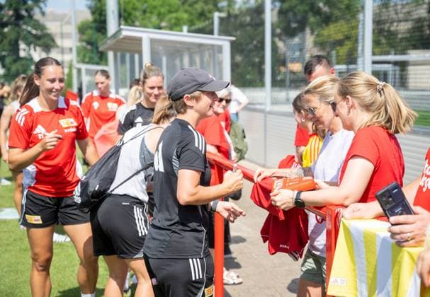 Fußball, Frauen, Saison 2025 2026, Google Pixel Frauen-Bundesliga, 1. FC Union Berlin, Öffentliches Training, v. l. Anna Weiß (1. Frauen 1. FC Union), Trainerin Ailien Poese (1. Frauen 1. FC Union), 13.08. 2025, Copyright: xMatthiasxKochx