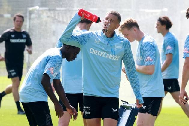DEU, DFL, 2. FBL Hertha BSC, Training, 13.08.2025, Sportforum, Berlin, DEU, DFL, 2. FBL Hertha BSC, Training, im Bild Hertha-Spielerkreis, trinken, Michael Cuisance (Hertha BSC Berlin 10) DFL - regulations prohibit any use of Photographs as image sequences and or quasi-video
