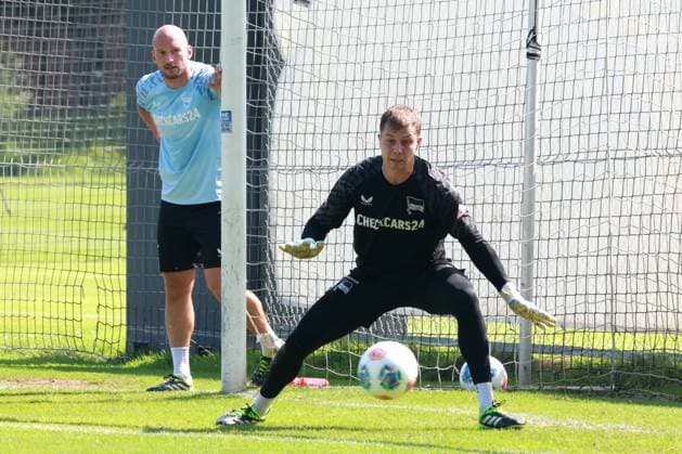 DEU, DFL, 2. FBL Hertha BSC, Training, 13.08.2025, Sportforum, Berlin, DEU, DFL, 2. FBL Hertha BSC, Training, im Bild Tjark Ernst (Hertha BSC Berlin 1), Toni Leistner (Hertha BSC Berlin 37) DFL - regulations prohibit any use of Photographs as image sequences and or quasi-video