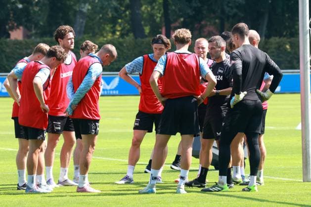 DEU, DFL, 2. FBL Hertha BSC, Training, 13.08.2025, Sportforum, Berlin, DEU, DFL, 2. FBL Hertha BSC, Training, im Bild Cheftrainer Stefan Leitl (Hertha BSC Berlin), Hertha-Spielerkreis DFL - regulations prohibit any use of Photographs as image sequences and or quasi-video
