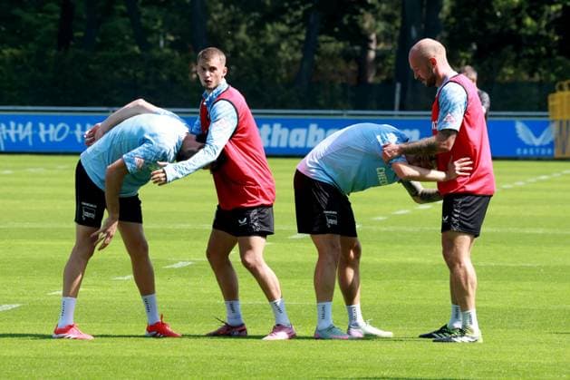 DEU, DFL, 2. FBL Hertha BSC, Training, 13.08.2025, Sportforum, Berlin, DEU, DFL, 2. FBL Hertha BSC, Training, im Bild Freistossabwehrvariante Michael Cuisance (Hertha BSC Berlin 10), Toni Leistner (Hertha BSC Berlin 37), Agust’n Rogel (Hertha BSC Berlin 3), Dawid Kownacki (Hertha BSC Berlin 9) DFL - regulations prohibit any use of Photographs as image sequences and or quasi-video